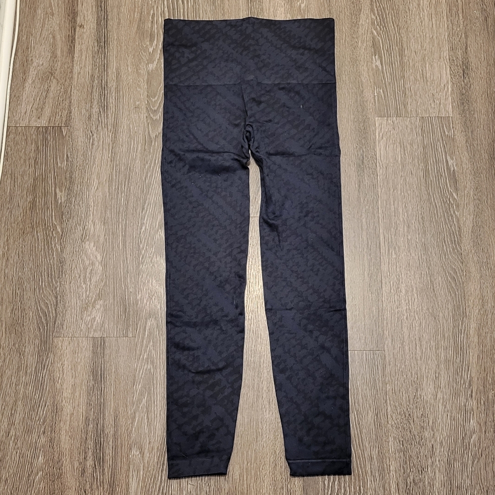 spanx look at me now seamless leggings | navy blue & black print | large